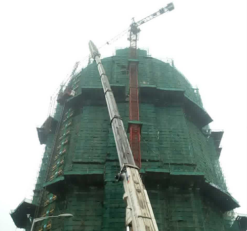 吴兴吊车在工地上作业